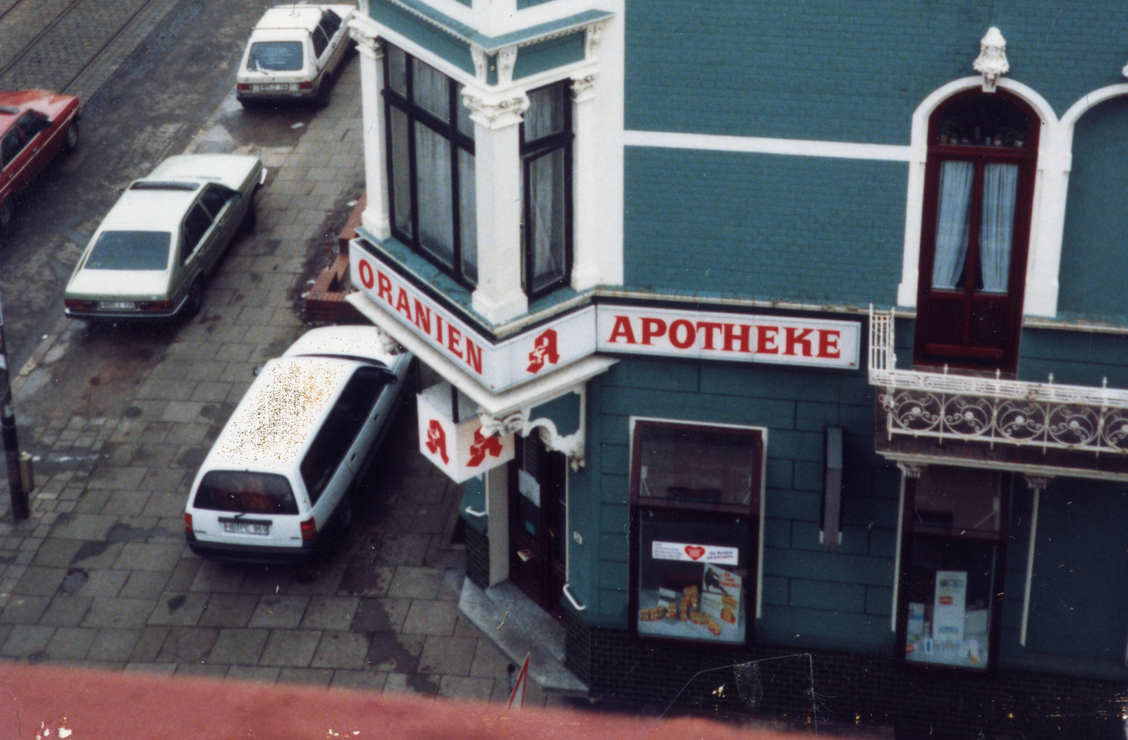 Die Oranien-Apotheke von schräg oben