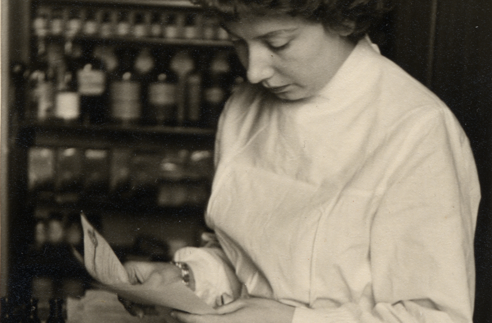 Apothekerin beim Lesen der Anweisungen